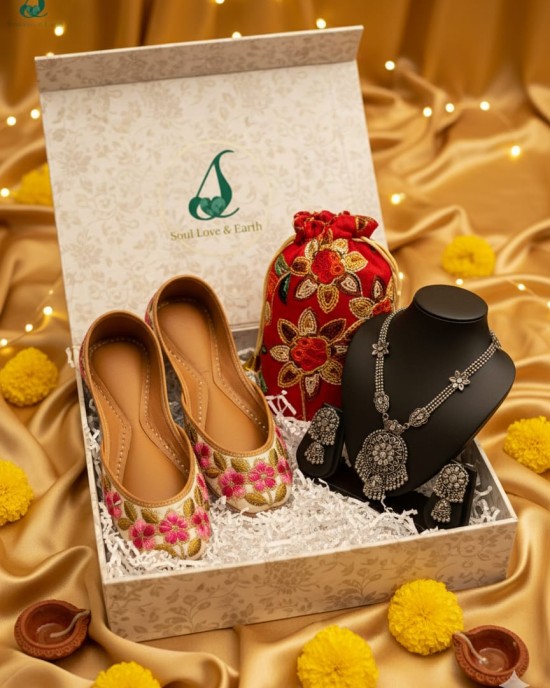 Navratri gift hamper - Mojri/ Jutti, Potli Purse and Oxidized metal jewelleries